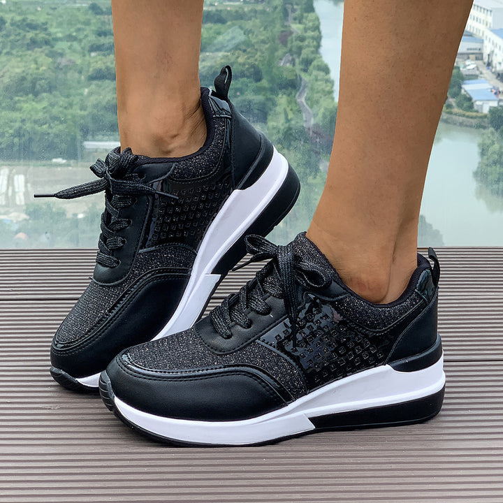 Damen stylische Keil-Sneaker mit metallischer Optik großflächigen Ziersteinen und gepolstertem Komfortfußbett Drune