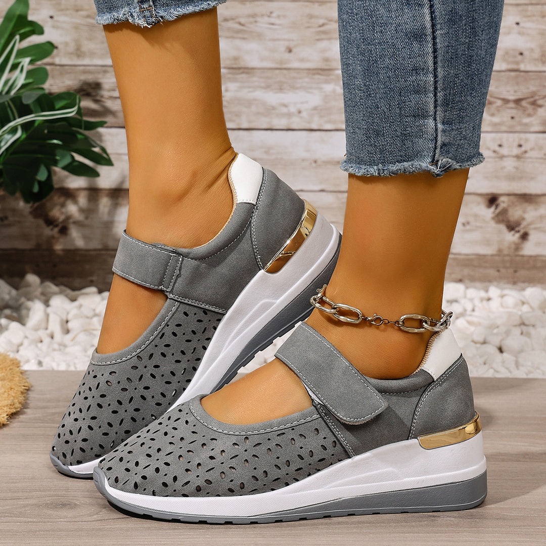 Damen  sportlich-elegante Mary-Jane Keilslipper mit Klettverschluss und perforiertem Obermaterial Drune