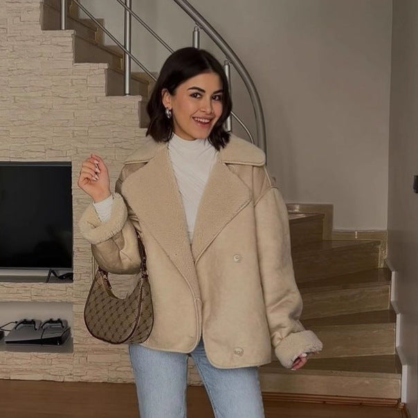 Damen Kurzjacke im Lammfell-Look mit Umlegekragen und seitlichen Eingrifftaschen Drune