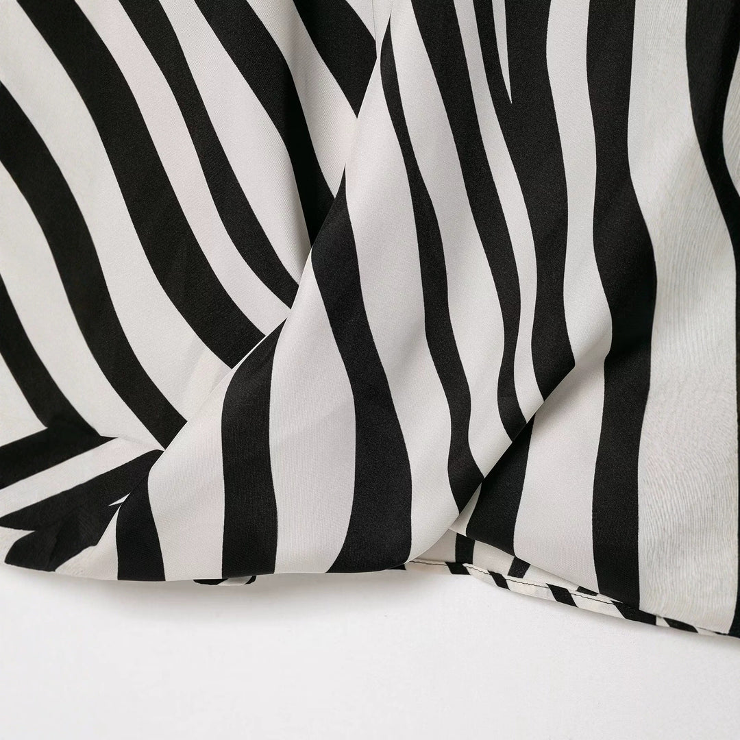 Damen Seidige Oversize-Bluse mit Zebra-Streifen und Federbesatz Drune