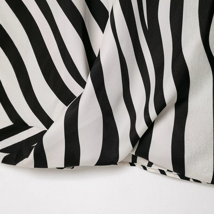 Damen Seidige Oversize-Bluse mit Zebra-Streifen und Federbesatz Drune