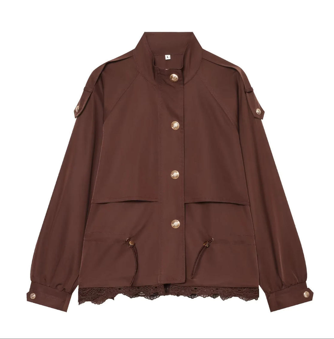 Damen 50+ taillierte Utility‑Blousonjacke mit Stehkragen, Kordelzugtaschen und Spitzenbesatz Drune