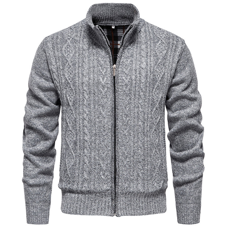 Herren nan grobgestrickter Cardigan mit Zopfmuster, Stehkragen und kariertem Innenfutter Drune