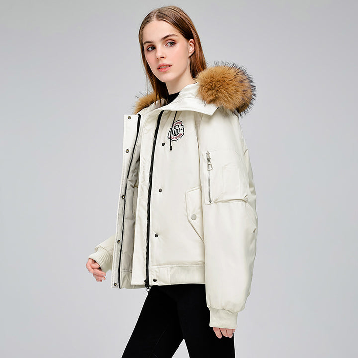 Damen Kurzparkajacke im Bomberstil mit abnehmbarer Fellkapuze und Logo‑Patch Drune