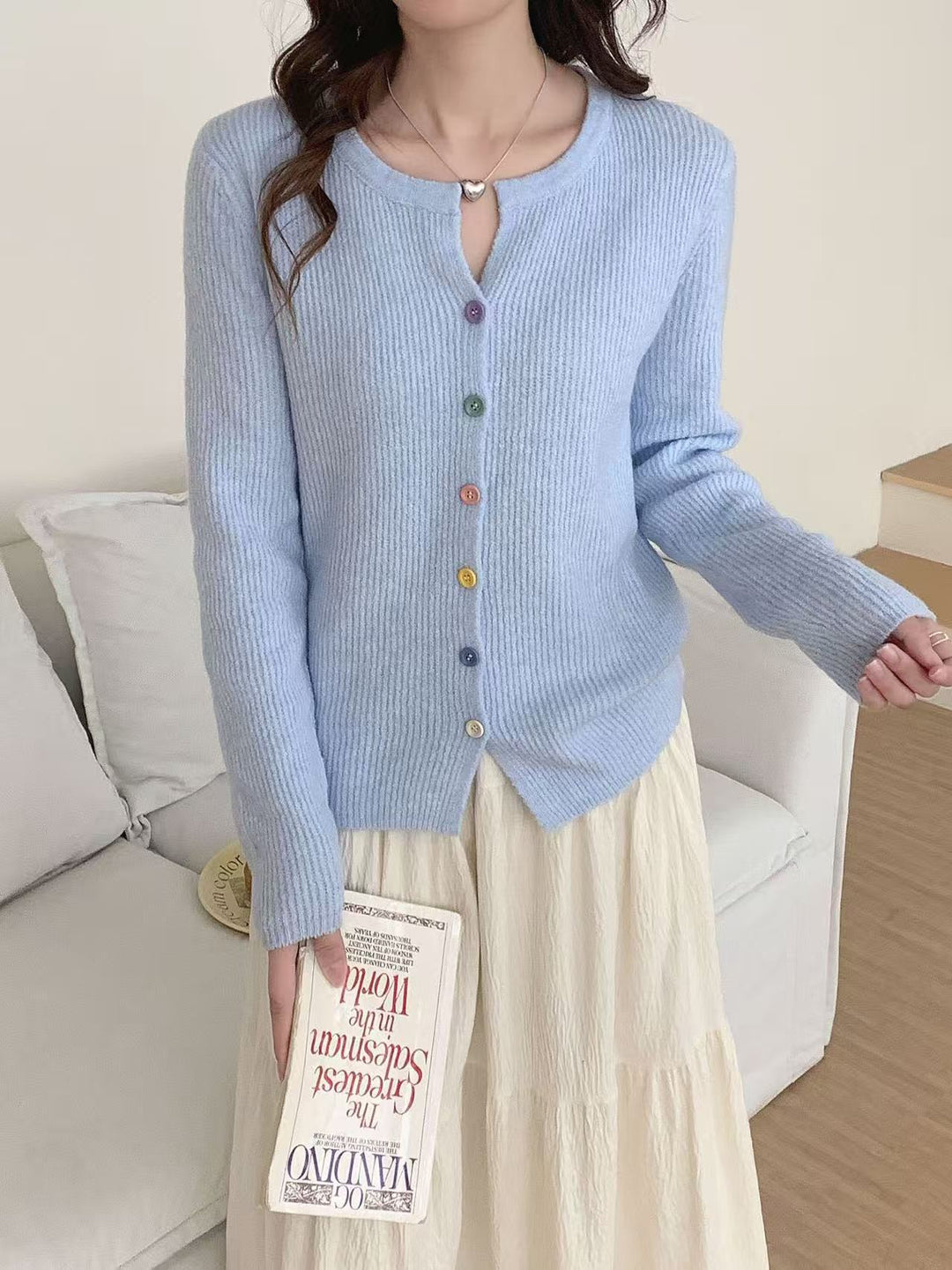 Damen kuscheliga Strickjacke mit bunten Knopfdetails und feiner Rippstruktur Drune