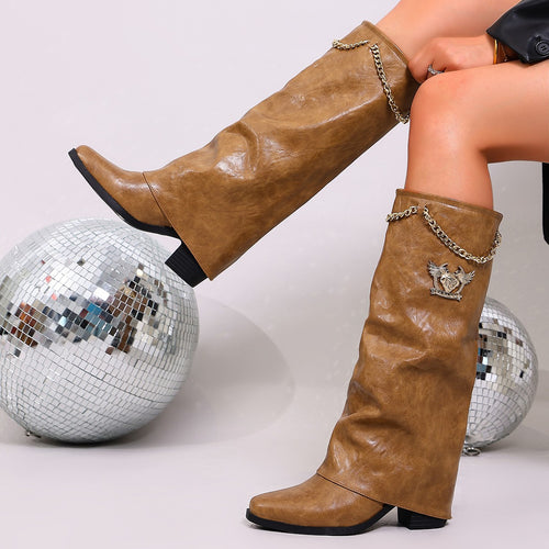 Damen Westernstiefel kniehoch mit slouchigem Schaft, dekorativer Metallkette und geprägtem Wappen Drune