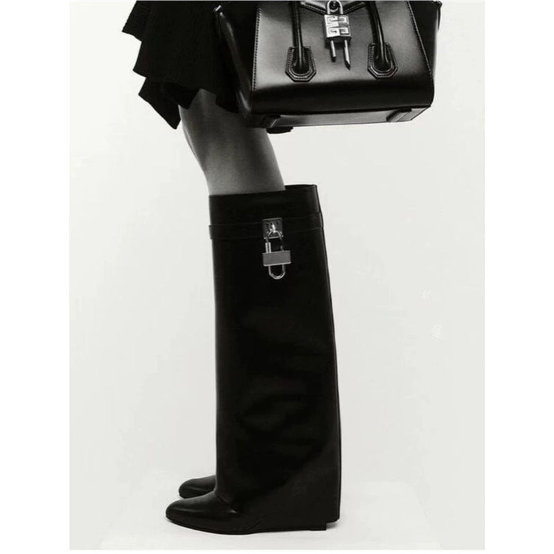 Damen Kniehohe Lederoptik‑Stiefel mit spitzer Zehenkappe, flachem Absatz und Schlossapplikation Drune
