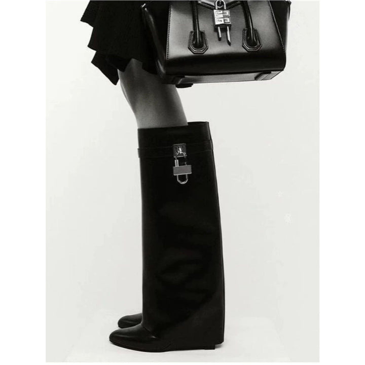 Damen Kniehohe Lederoptik‑Stiefel mit spitzer Zehenkappe, flachem Absatz und Schlossapplikation Drune