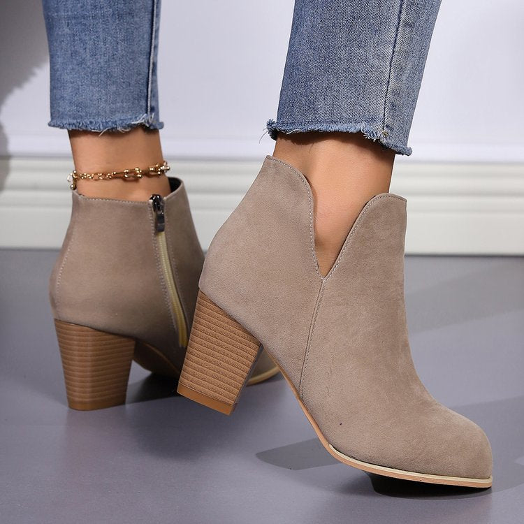 Damen Kurzstiefeletten mit V‑Ausschnitt, seitlichem Reißverschluss und robustem Blockabsatz Drune