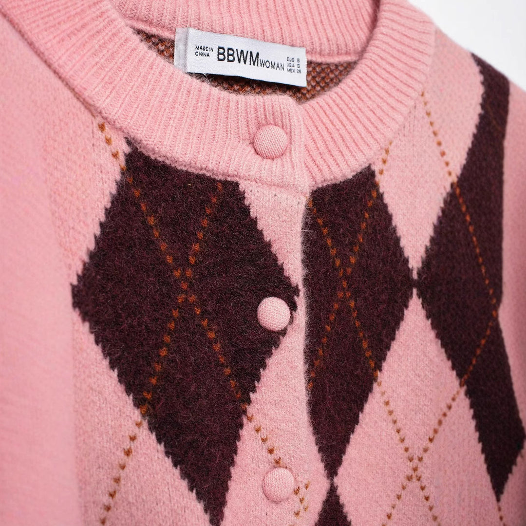Damen Kurze Rauten‑Argyle‑Strickjacke mit Rundhals und stoffbezogenen Knöpfen Drune