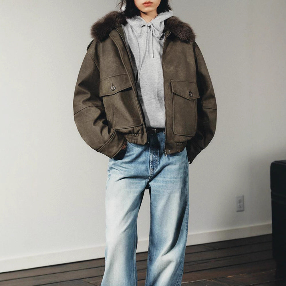 Damen Kurzjacke im Aviator‑Style mit Kunstpelzkapuze und aufgesetzten Pattentaschen Drune