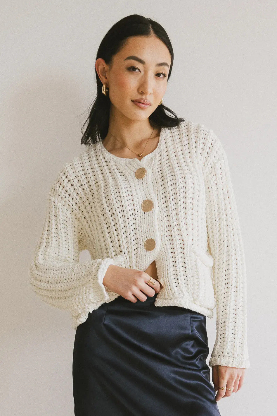 Damen kuschelige Strickjacke mit goldenen Knöpfen und Taschen Drune