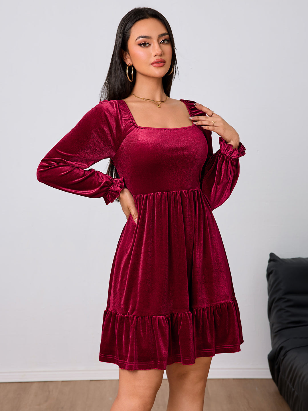 Damen Samtkleid mit quadratischem Ausschnitt, gerafften Puffärmeln und stufigem Tellerrock Drune