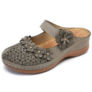 Damen Blumenverzierte Komfort-Pantolette mit Lochmuster, verstellbarem Klettriemen und gepolstertem Fußbett Drune