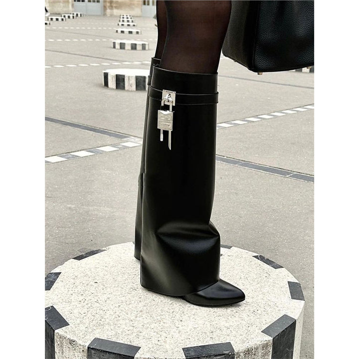 Damen kniehohe Lederstiefel mit konischem Schaft und Schloss-Applikation Drune