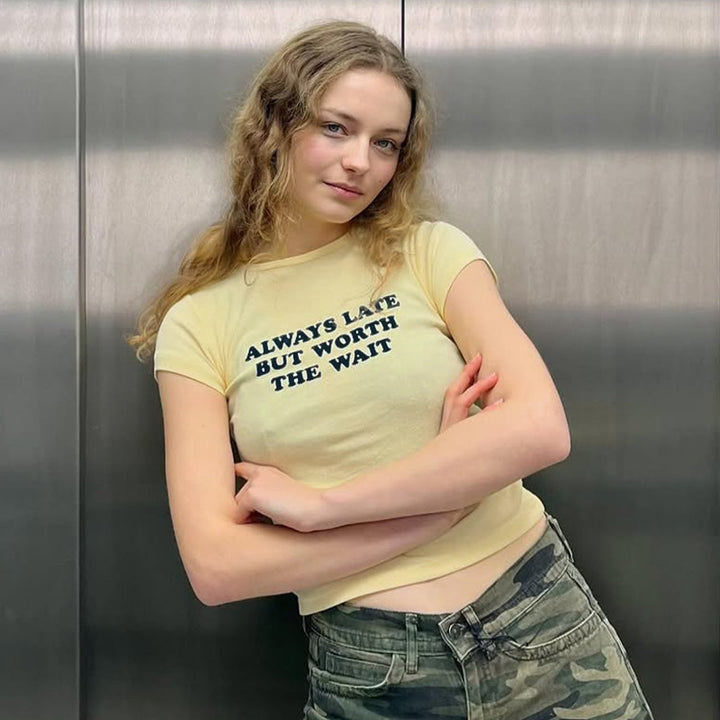 Damen Kurzes Statement T-Shirt mit Rundhalsausschnitt Drune