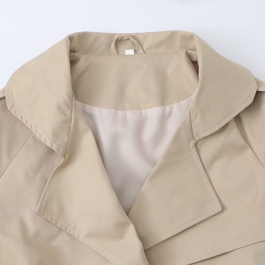 Damen Cropped Trenchjacke mit Taillengürtel, breitem Revers und Cape-Detail Drune