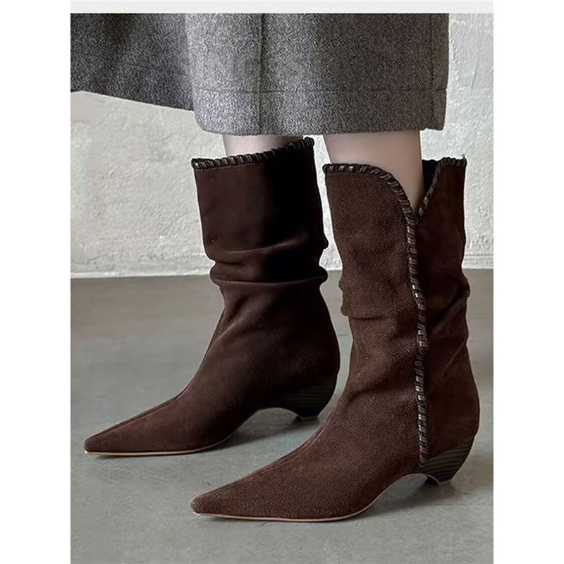 Damen Schlupf‑Veloursstiefel mit Ziernaht, V‑Schaftrand und sculpted Kitten‑Absatz Drune