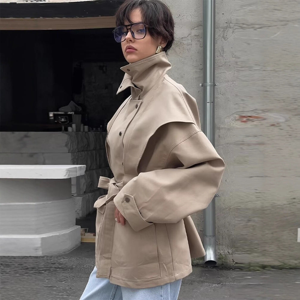 Damen Taillierte Übergangsjacke mit Stehkragen, Schultercape und Bindegürtel Drune