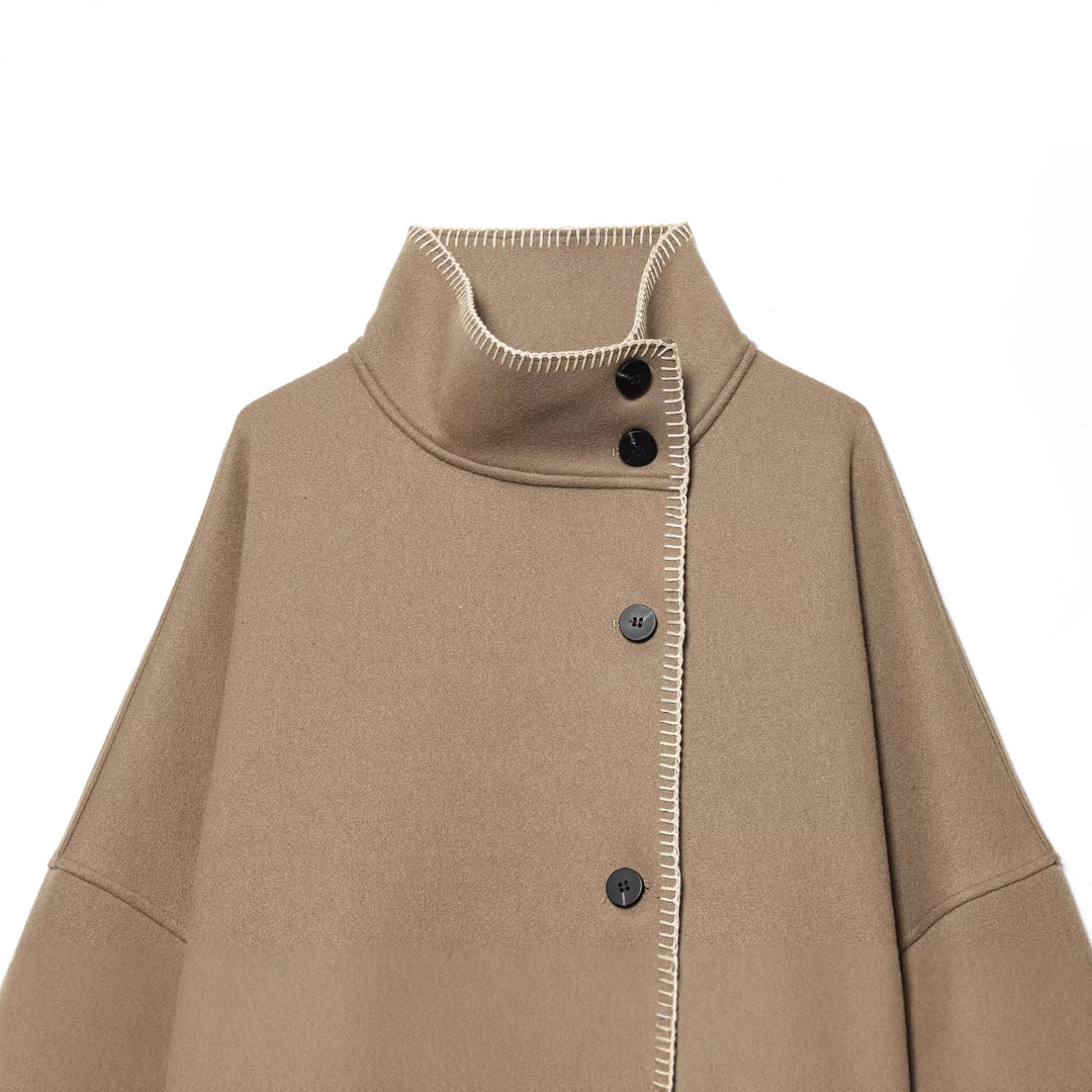 Damen nan kastiges Wollcape mit hohem Stehkragen, asymmetrischer Knopfleiste und Ziernaht Drune