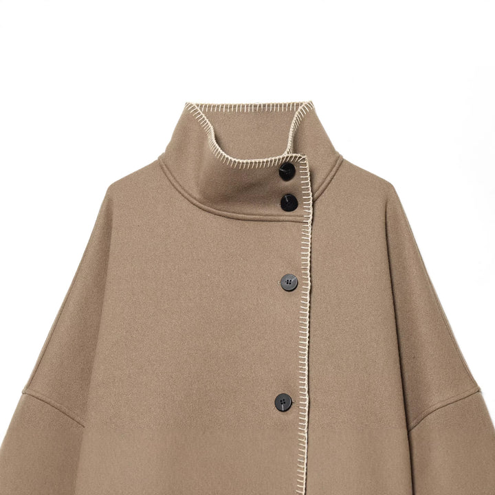 Damen nan kastiges Wollcape mit hohem Stehkragen, asymmetrischer Knopfleiste und Ziernaht Drune