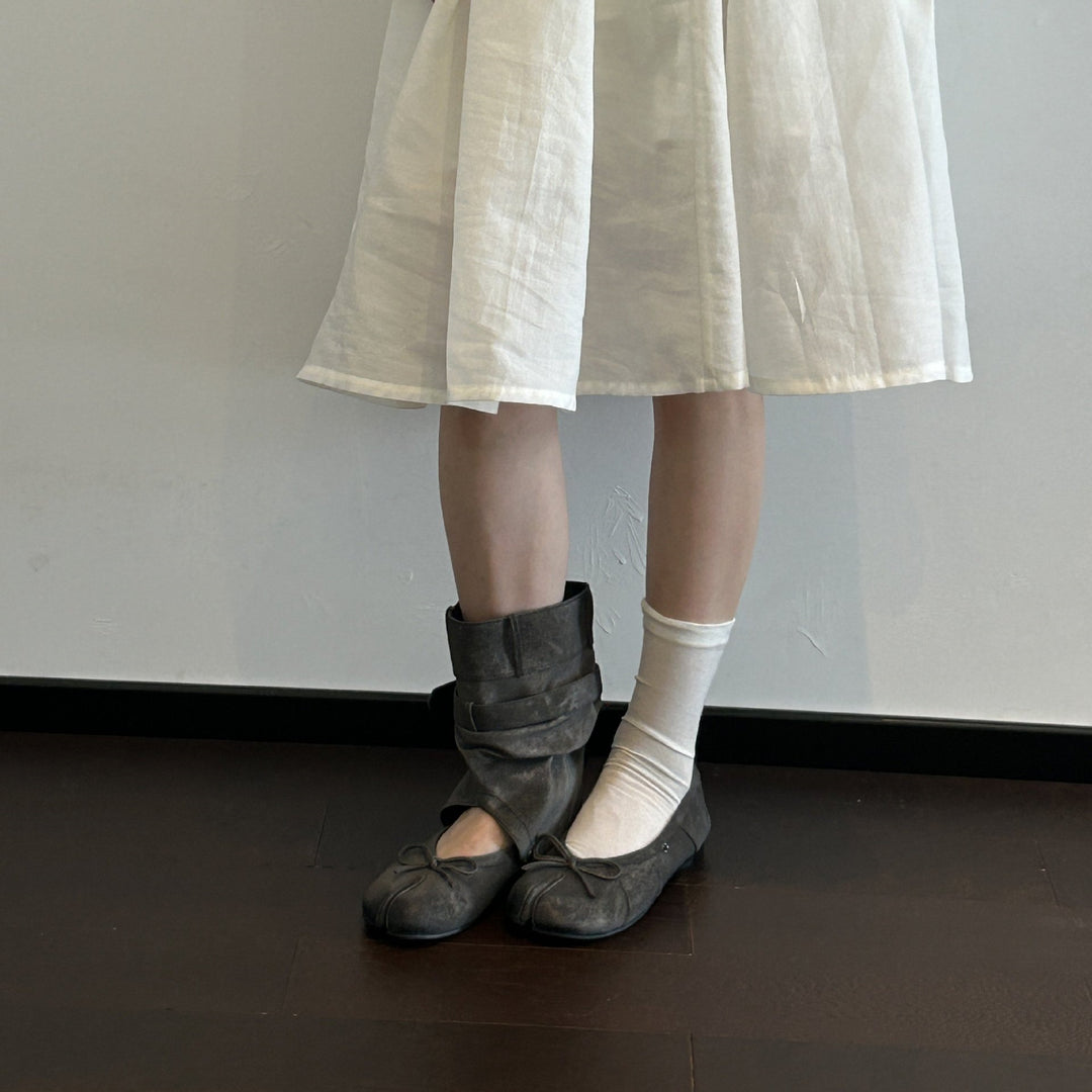 Damen Tabi-inspirierte Veloursleder-Ballerina mit Kappnaht und Schleifen-Detail Drune