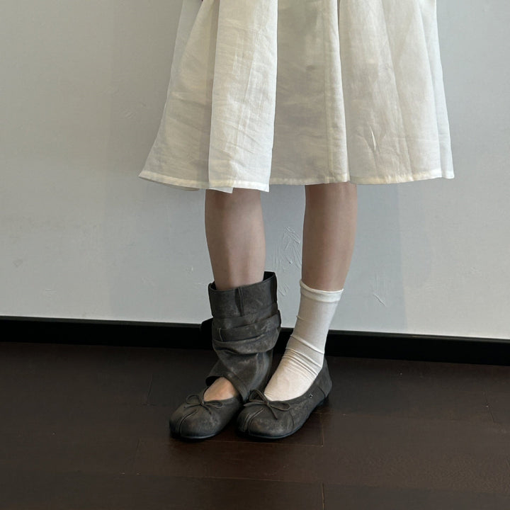 Damen Tabi-inspirierte Veloursleder-Ballerina mit Kappnaht und Schleifen-Detail Drune