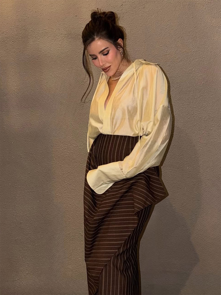 Damen Seidig-glänzende V-Ausschnitt-Bluse mit Kapuzen-Detail & voluminösen Ärmeln Drune