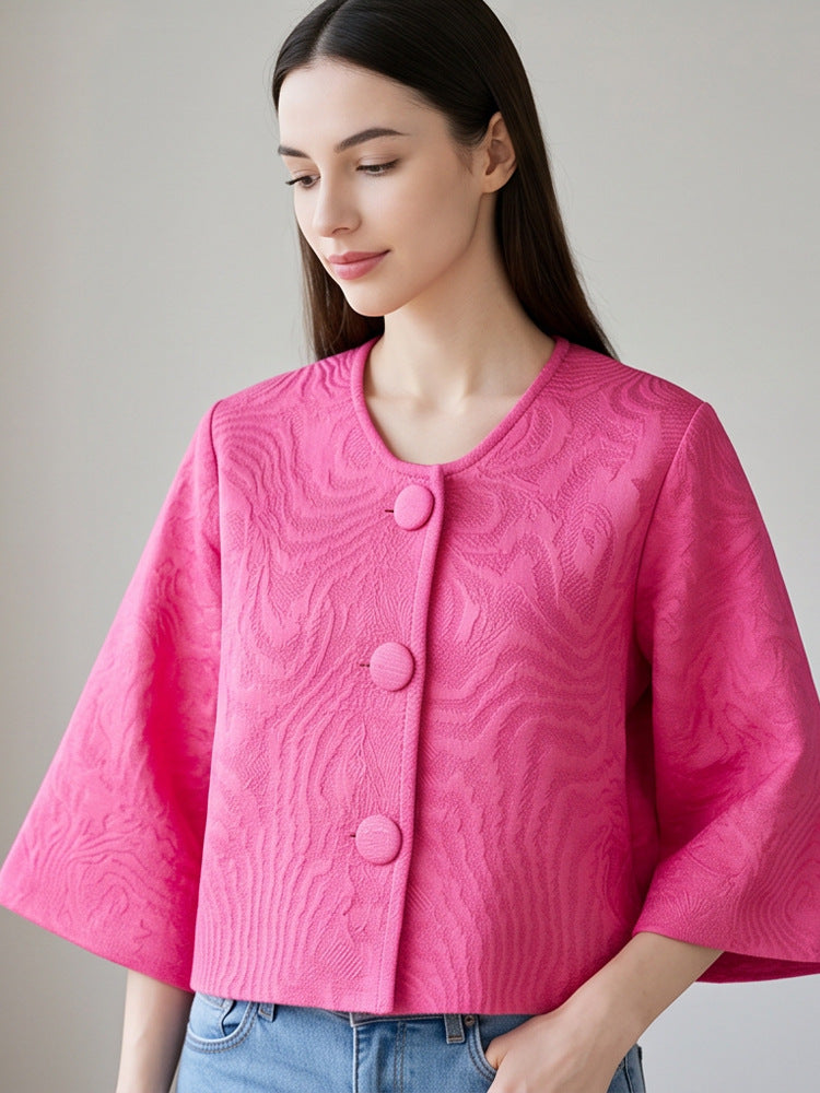 Damen Kurz geschnittene strukturierte Jacquardjacke mit Rundhalsausschnitt & großen Stoffknöpfen Drune