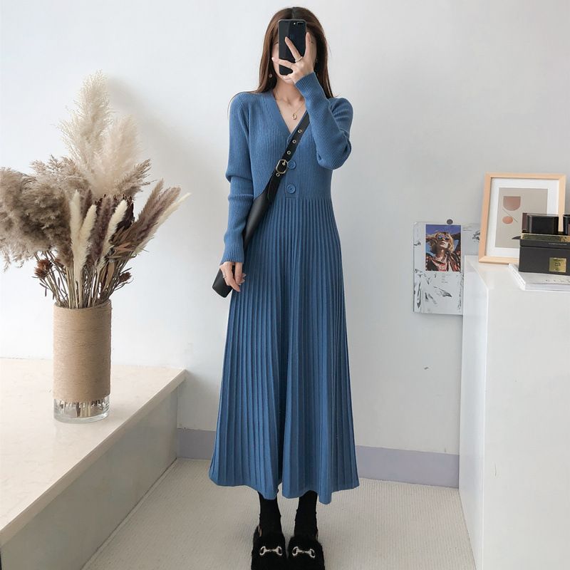 Damen Strickkleid mit V-Ausschnitt und dekorativen Knopfdetails Drune