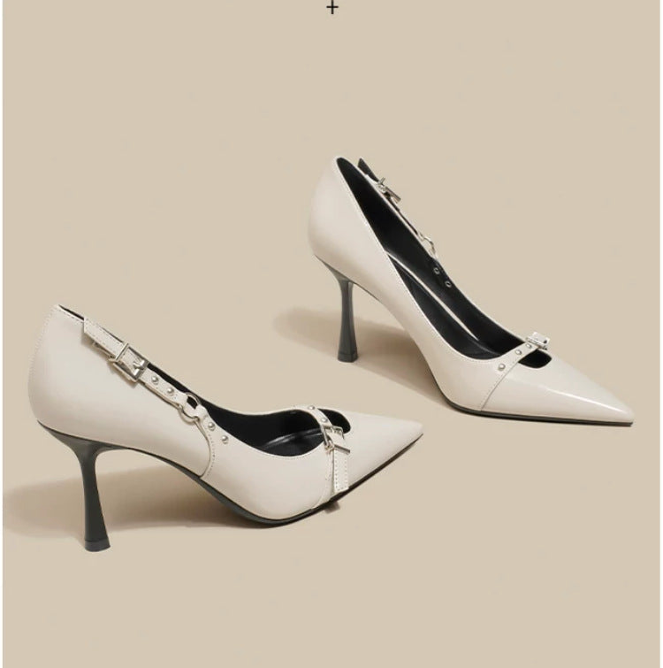 Damen Spitz zulaufende Lackpumps mit schmalem Stiletto und Zierdetail Drune
