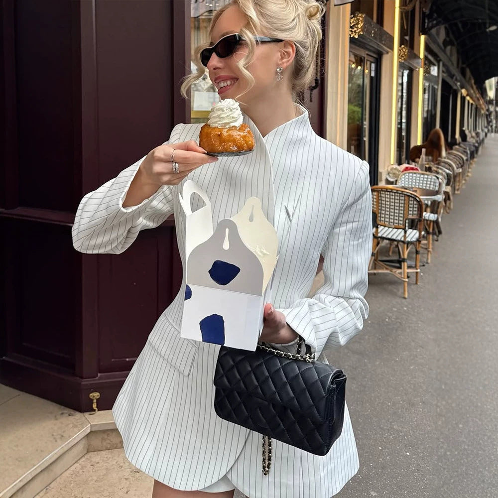 Damen Taillierter Nadelstreifen-Blazer mit ausgestelltem Schößchen und Stehkragen Drune