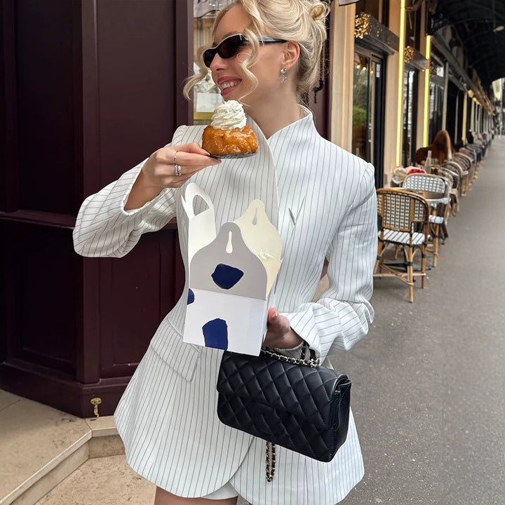 Damen Taillierter Nadelstreifen-Blazer mit ausgestelltem Schößchen und Stehkragen Drune