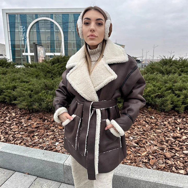 Damen Oversize-Lammfellimitat-Mantel mit kontrastierendem Schalkragen und Bindegürtel Drune