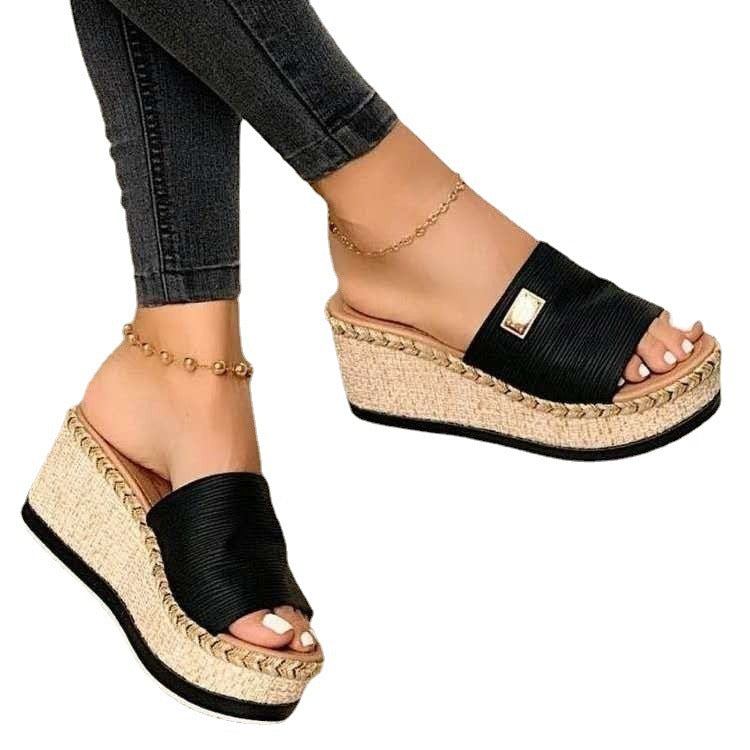 Damen Keil-Pantoletten mit Bast-Plateau, geflochtenem Rand und breitem Textilriemen Drune