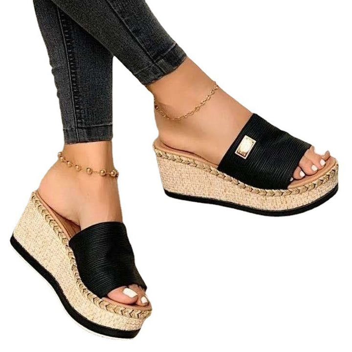 Damen Keil-Pantoletten mit Bast-Plateau, geflochtenem Rand und breitem Textilriemen Drune