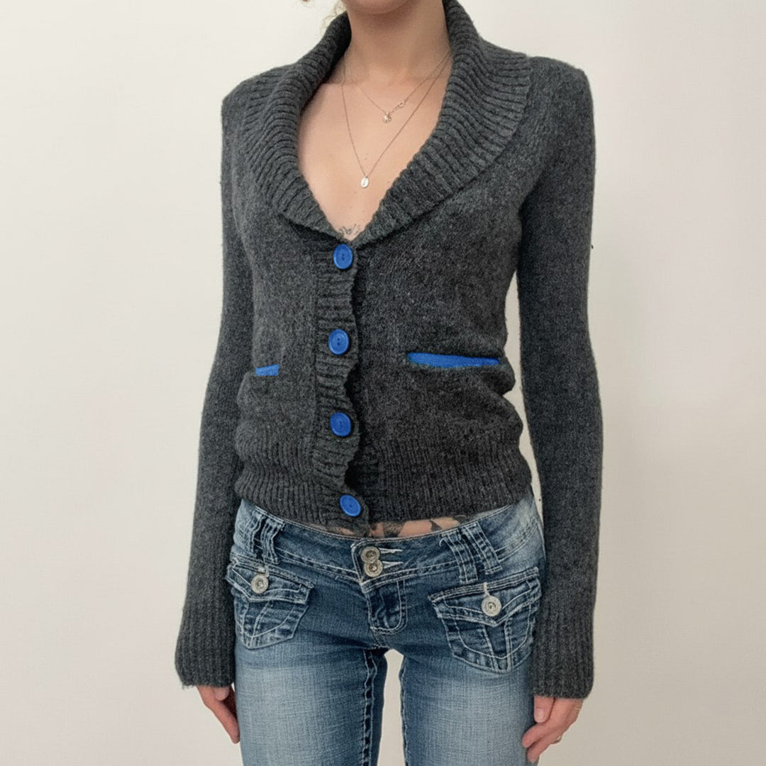 Damen nan kurze Strickjacke mit Schalkragen, Zierknopfleiste und kontrastierenden Taschenpaspeln Drune