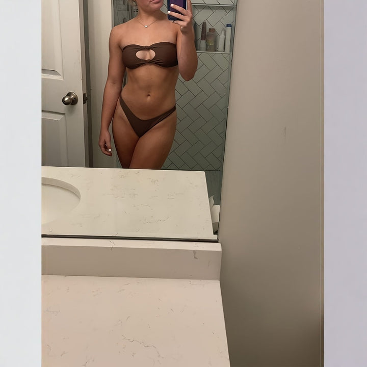 Damen Bandeau-Bikini mit hohem Beinausschnitt und dezenter Raffung Drune