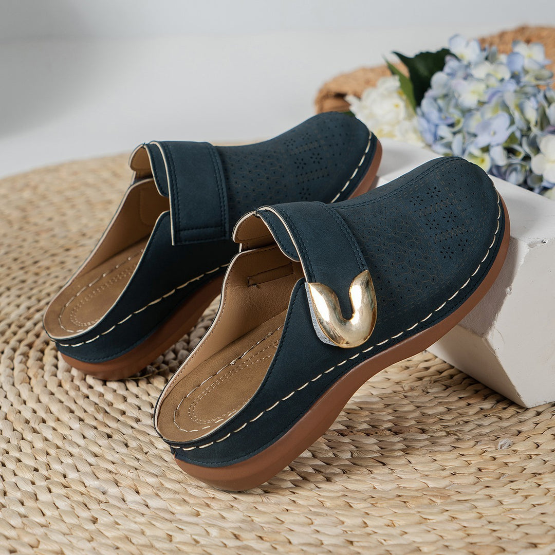 Damen Bequeme Slipper‑Pantoletten mit verstellbarem Schnallenriemen und dekorativer Perforation Drune