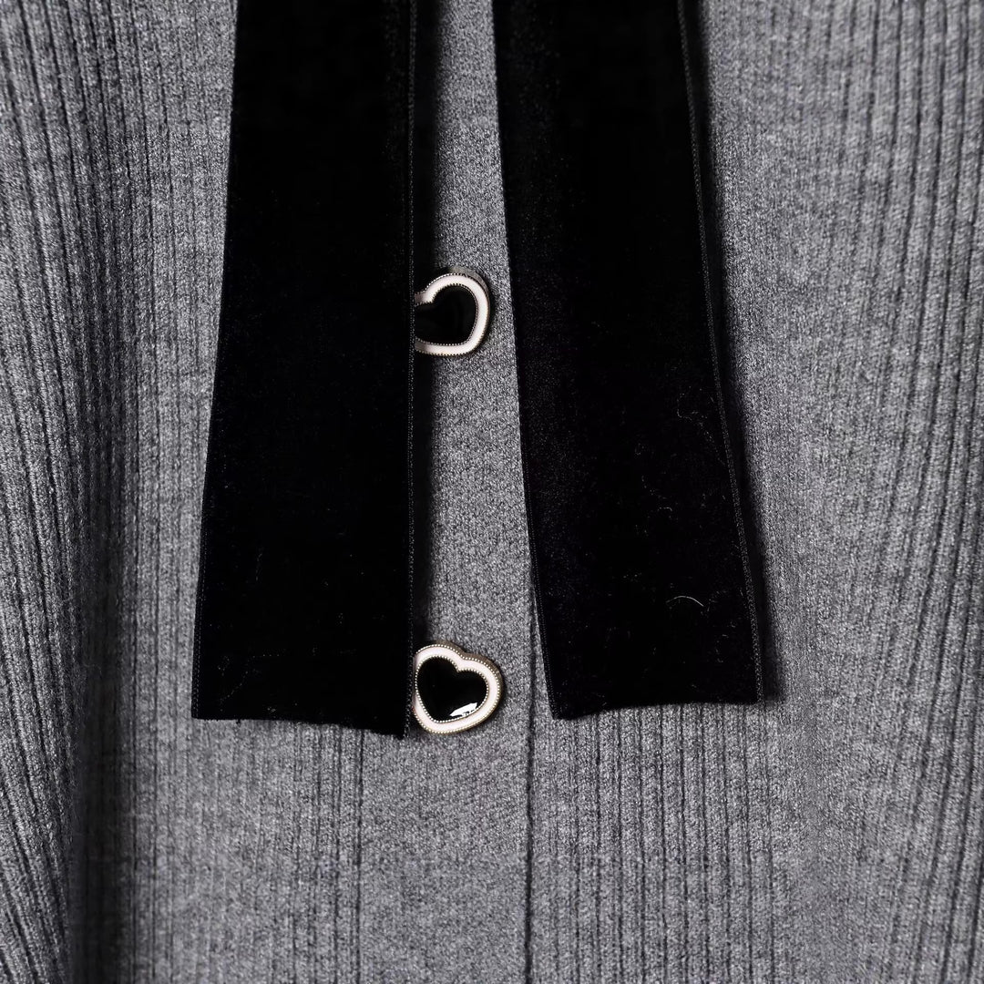 Damen Feinstrick-Cardigan mit V-Ausschnitt, Samtschleife und Herzknöpfen Drune