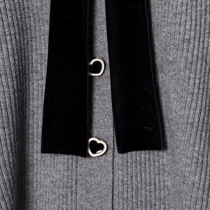 Damen Feinstrick-Cardigan mit V-Ausschnitt, Samtschleife und Herzknöpfen Drune