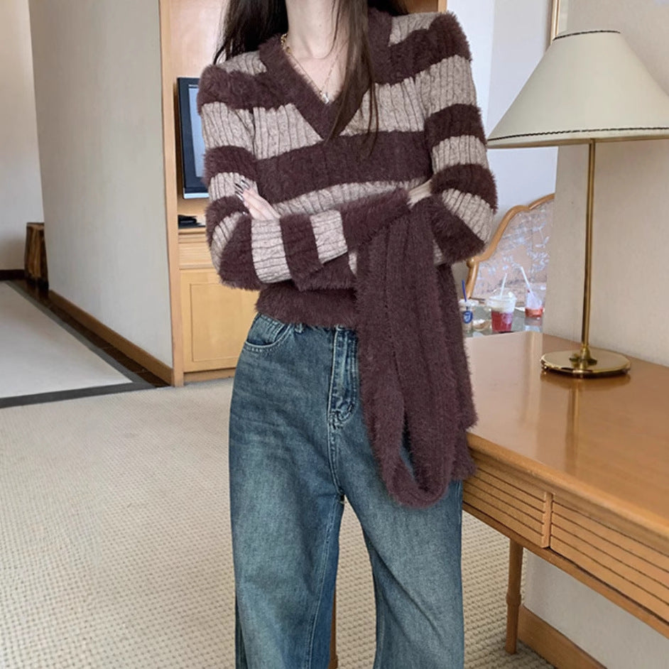 Damen weicher V-Pullover mit gestreiftem Design und dazugehörigem Schal Drune