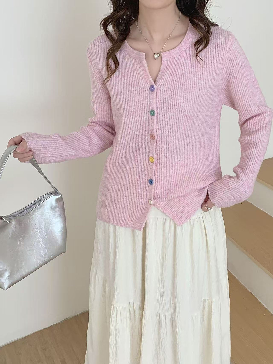 Damen kuscheliga Strickjacke mit bunten Knopfdetails und feiner Rippstruktur Drune