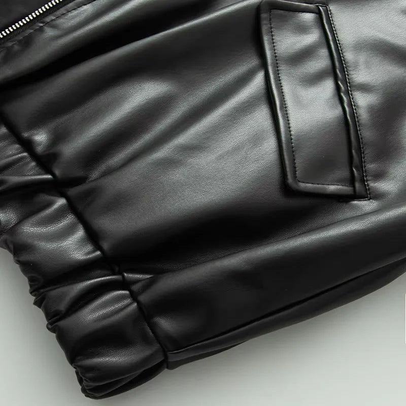 Damen nan oversized Kunstleder‑Bomberjacke mit integrierter Sweat‑Kapuze, durchgehendem Metallreißverschluss und Pattentaschen Drune