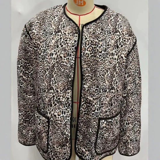 Damen gesteppte Oversize-Jacke mit Leoprint, Rundhalsausschnitt und aufgesetzten Taschen Drune