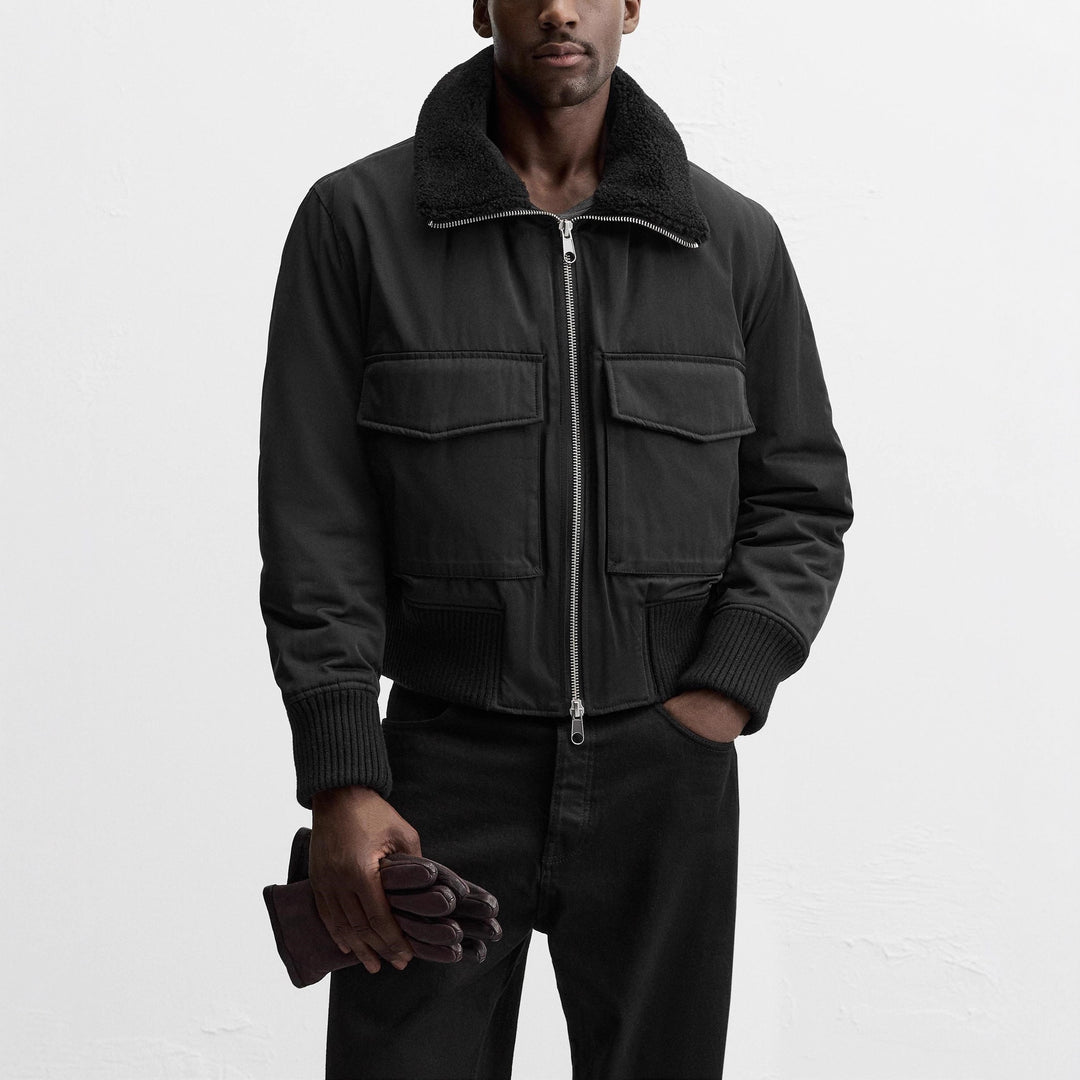 Herren Kurzblouson mit Sherpa‑Kragen, zweiseitigem Reißverschluss und aufgesetzten Pattentaschen Drune