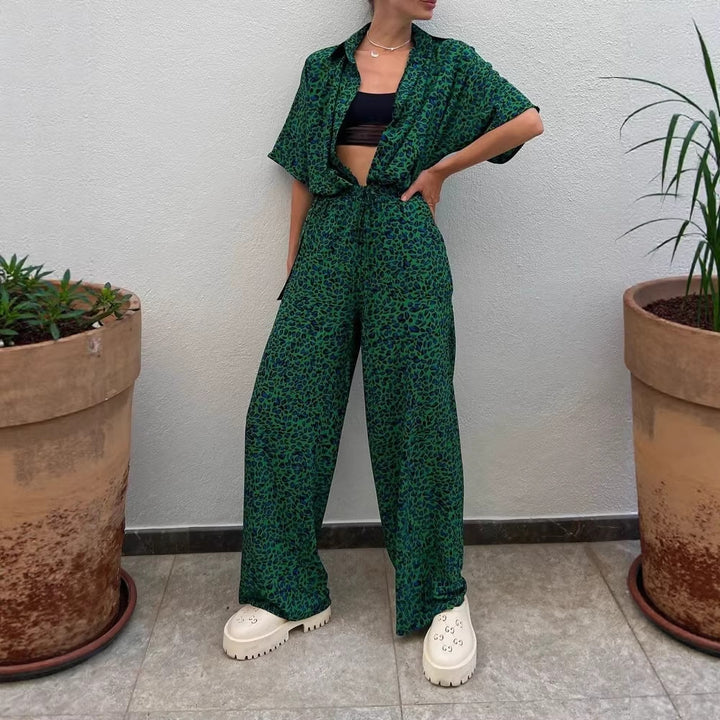 Damen zweiteiliges Safari-Print Loungewear-Set mit kurzärmeliger Hemdbluse und weitem hochgeschnittenen Palazzohose Drune