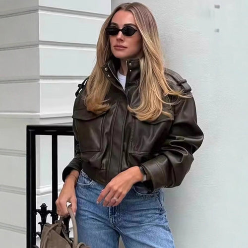 Damen nan kurz geschnittene Military-inspirierte Kunstlederjacke mit hohem Stehkragen, aufgesetzten Pattentaschen, Schulterklappen und geripptem Bund Drune