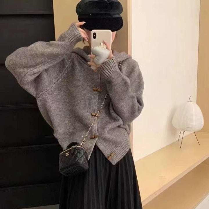 Damen Grobstrickjacke mit praktischer Kapuze und dekorativen Holzknöpfen Drune