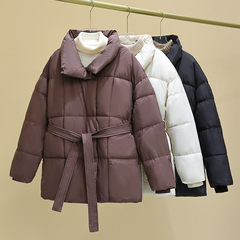 Damen Kurz‑Pufferjacke mit Taillengürtel, breitem Stehkragen und Kassettensteppung Drune